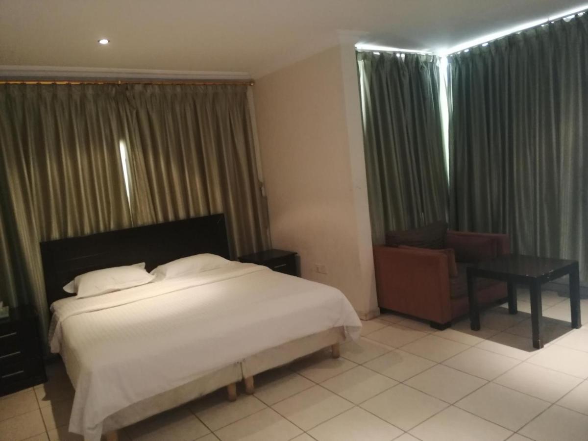 Al Aziziyah Hotel And Suites 海米斯穆谢特 外观 照片